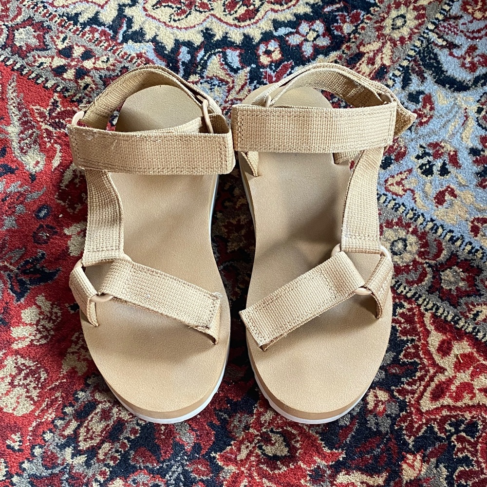 Universal Thread Tan Women's Sandals